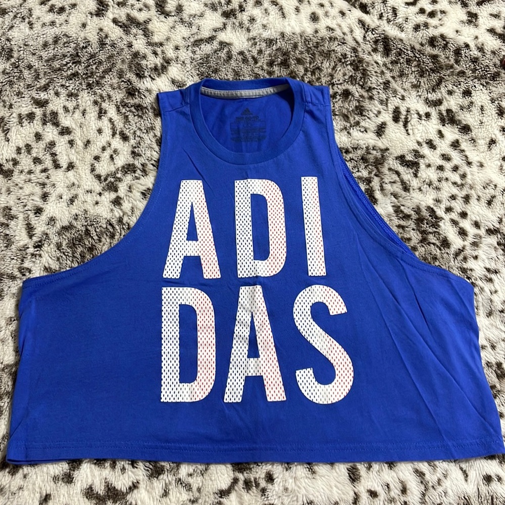 Adidas’s cropped workout top! In great condition ❤️